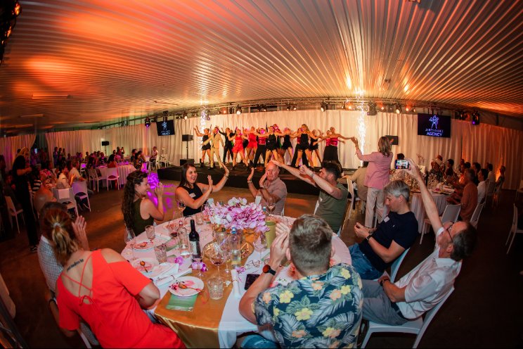 Spektakel tijdens Sion’s Flower Dinnershow Spektakel tijdens Sion’s Flower Dinnershow